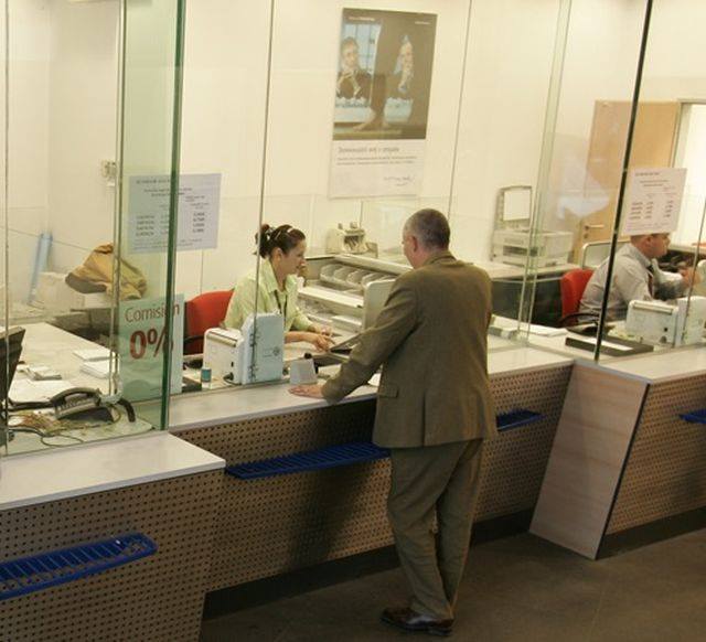 Banca din România care a dat afară jumătate din angajați