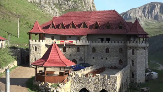 Un loc ascuns din Muntii Apuseni atrage turisti din toata Europa. Cat costa un sejur intr-un castel vechi de 700 de ani