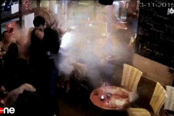 Momentul în care teroristul de la cafeneaua din Paris s-a detonat, surprins de camerele de supraveghere. Imagini șocante