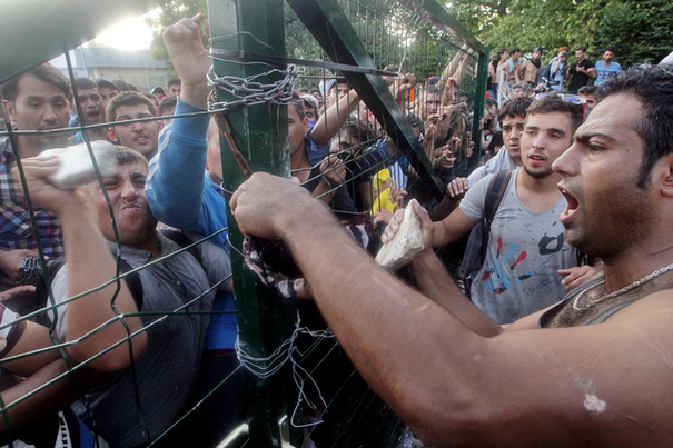 Zeci de imigranți, răniți la Idomeni după ce polițiștii macedoneni au folosit gaze lacrimogene