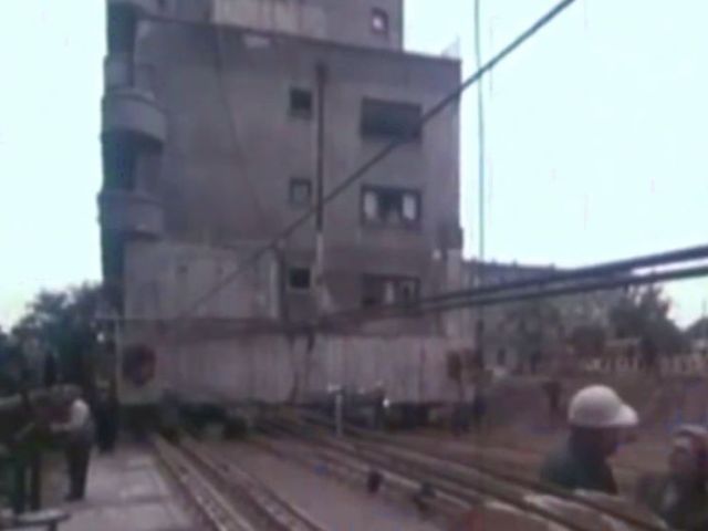 Cum s-a mutat pe roți, din ordinul lui Ceaușescu, primul bloc cu tot cu locatari în el. Avea 3.100 de tone și ''ieșea din aliniere'' - VIDEO