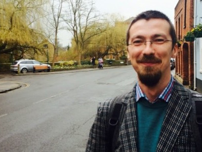 Românul care face manuale pentru liceul britanic unde au învățat Prinții William și Harry