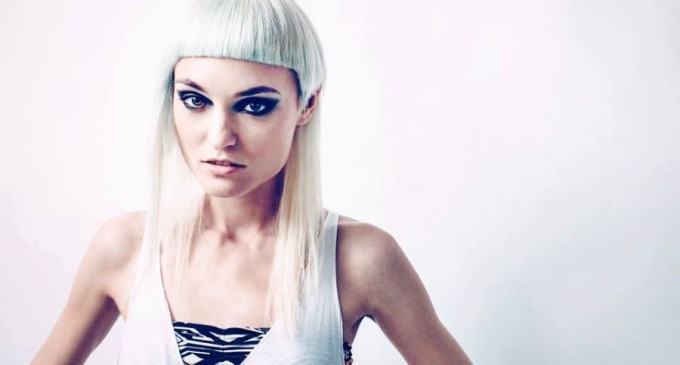Reușita unui free-lancer clujean. Cum a creat o tânără DESIGNER o colecție unicat, inspirată din viața străzii – FOTO