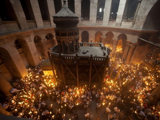 Lumina Sfântă de la Ierusalim - minune sau înșelătorie?