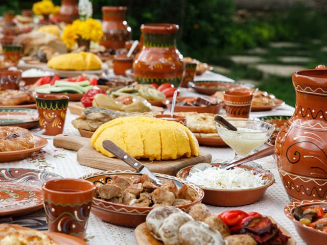 Care sunt, de fapt, mâncărurile tradiționale ale românilor. Le mâncați cu plăcere, dar foarte puțini le știți