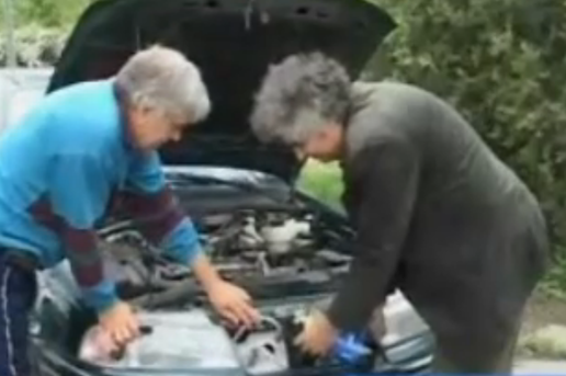 VIDEO. Uită de benzină sau motorină. Un român a inventat mașina care merge cu apă, oțet și cola