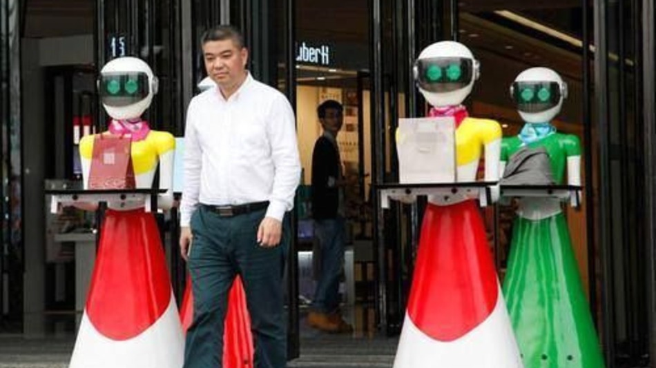 Aroganța unui milionar chinez: merge la cumpărături însoțit de roboți - FOTO
