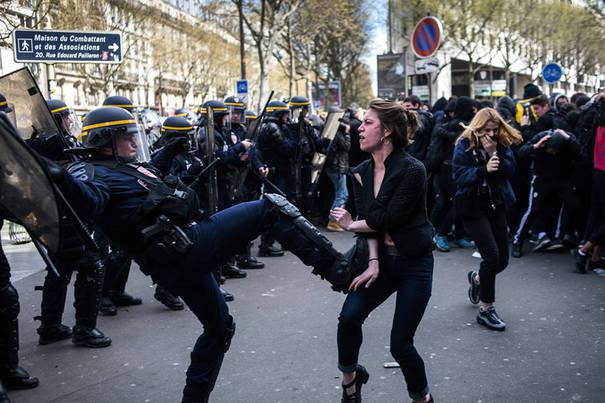 O studentă din Paris, lovită fără milă de un jandarm. Imaginile fac înconjurul lumii