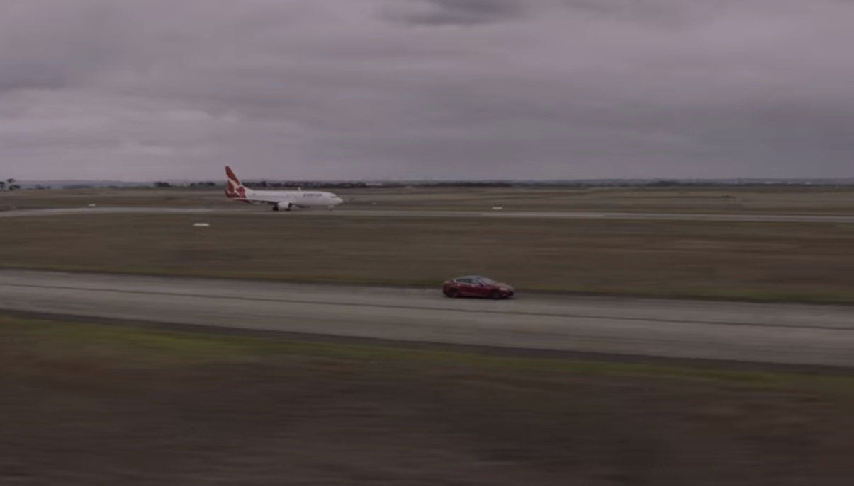 Tesla Model S s-a luat la întrecere cu un Boeing 737 - VIDEO