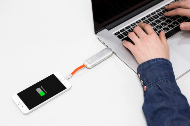Gadgetul creat de doi români care-ți încarcă telefonul de trei ori mai rapid