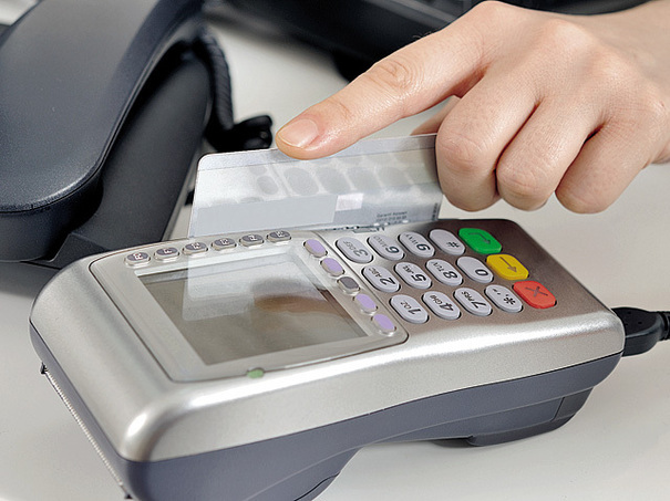 Comercianții cu afaceri de peste 10 mii de euro pe an vor fi obligați să accepte plata cu cardul