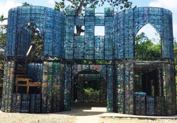 Orașul unde se construiesc case din sticle de plastic reciclate