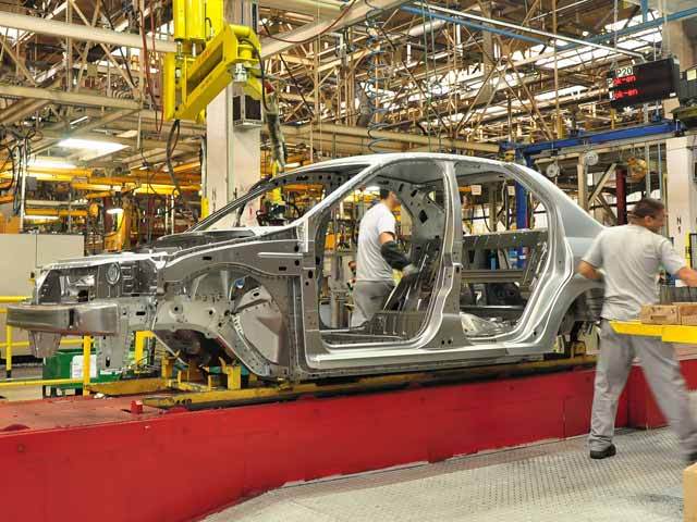 Unul dintre cele mai bine păzite secrete din România: cât costă o Dacia la poarta fabricii?