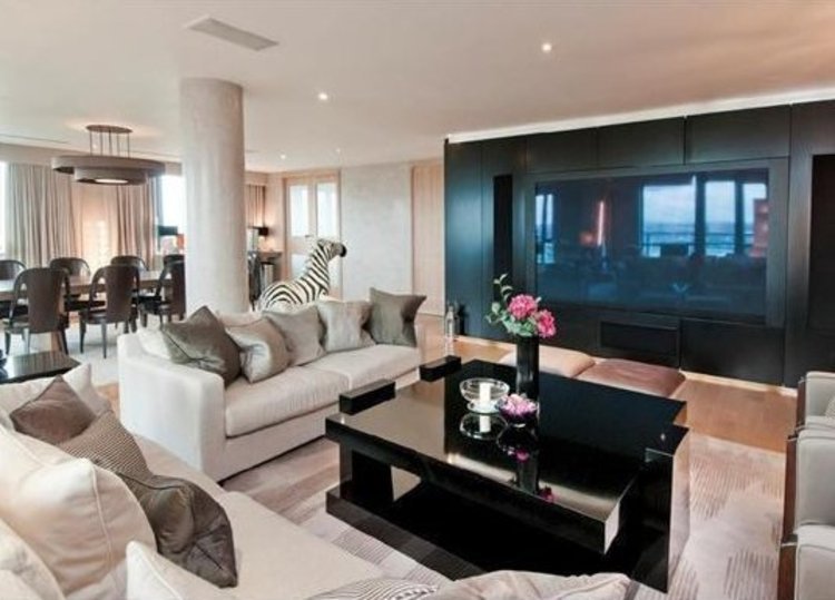 De ce acești tineri oferă gratis o cameră într-un apartament ce valorează 5 milioane de lire