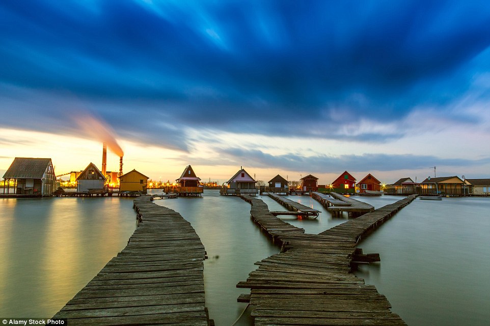 Uitați de Maldive: acesta este uimitorul sat plutitor aflat la doi pași de România - GALERIE FOTO