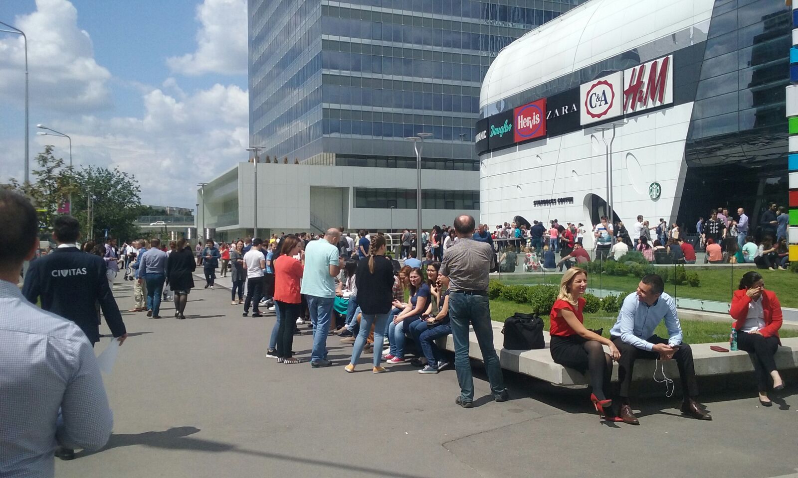 Alertă cu bombă la o clădire de birouri din Capitală