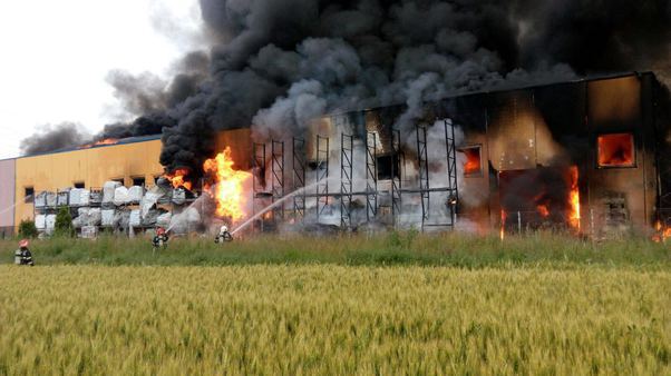 Incendiu la un depozit de încălțăminte din Jilava, un pompier a fost rănit