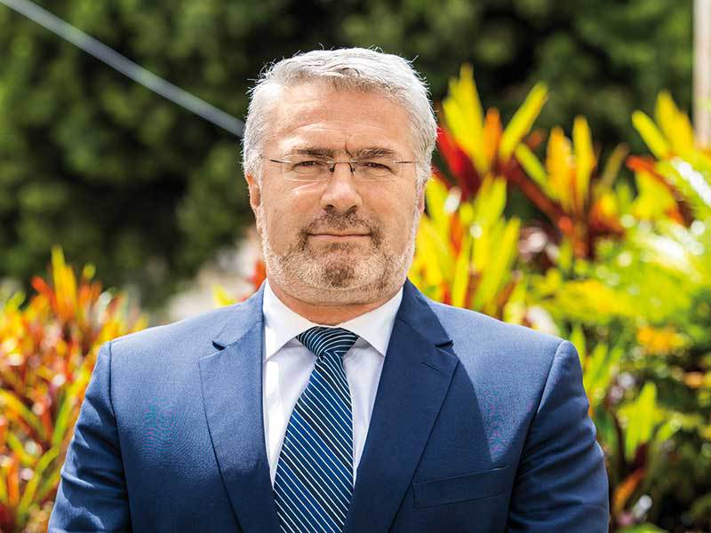 Povestea bancherului român din Madagascar: Acolo, sunt singurul director de bancă care nu are gardă de corp