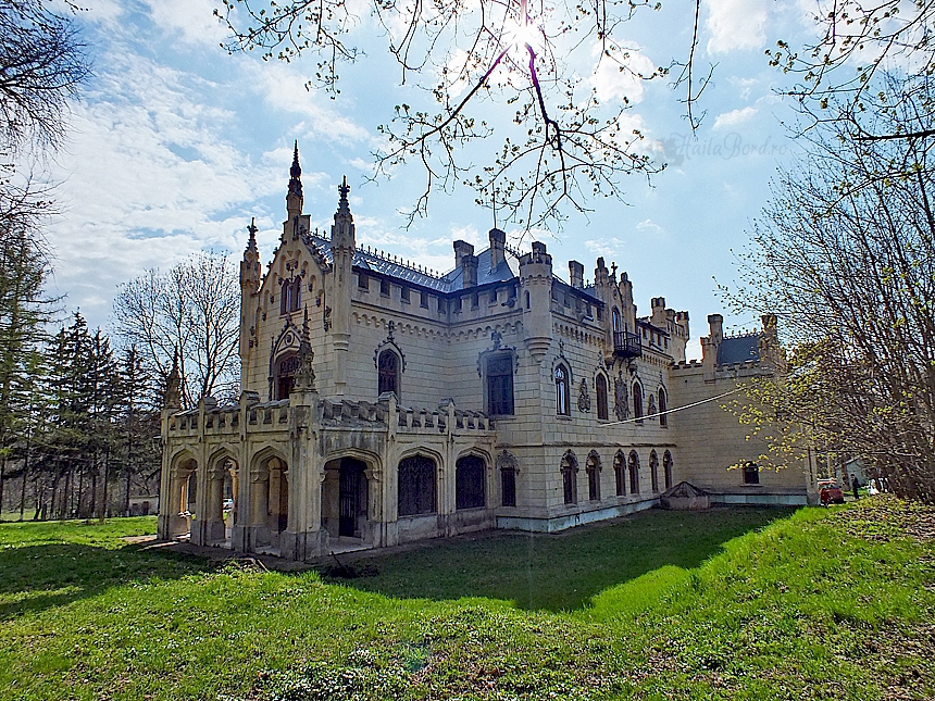 Satul unic în România. Are trei MONUMENTE istorice vizitate de mii de turiști