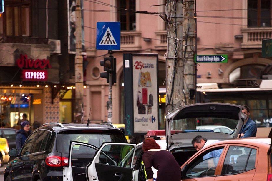 O șoferiță din București a chemat doi polițiști lângă mașina ei. Ce a urmat i-a lăsat fără cuvinte pe toți. Imaginile care fac înconjurul internetului