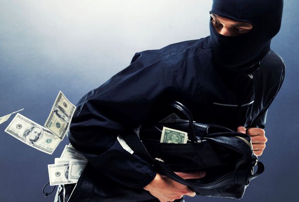 Tentativă de jaf la o agenție bancară din Capitală: O persoană a intrat cu un pistol cu bile în bancă - VIDEO