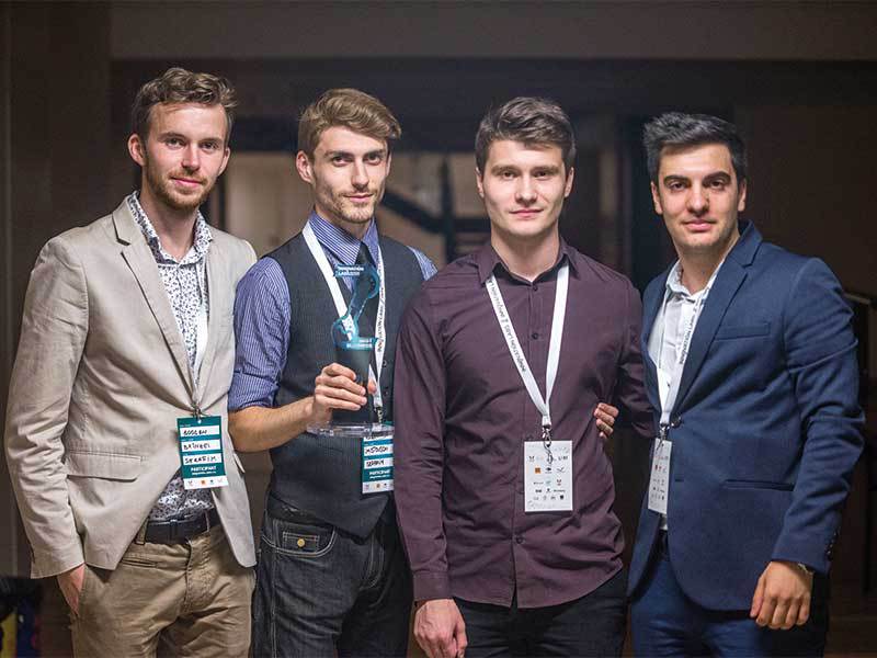Patru studenți vor să învețe românii cum să facă agricultură eficient cu ajutorul dronelor