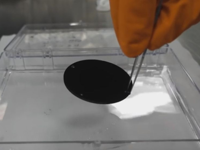 Producătorii celui mai ''negru'' material din lume demonstrează într-un videoclip o nouă proprietate a acestuia. Contrazice legile inițiale ale fizicii