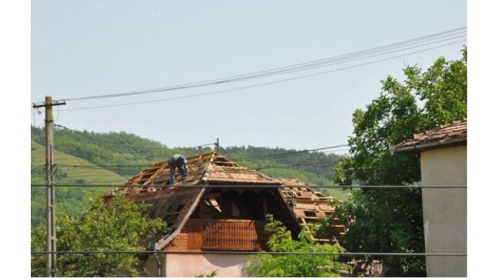 Oamenii din satele distruse de tornadă s-au apucat să-și repare singuri casele. Nu au așteptat, cu mâinile în sân, ajutor de la stat plângând la televizor