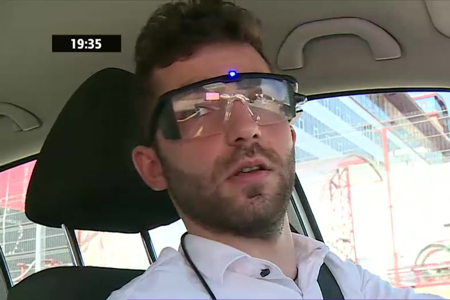 Un tânăr din Cluj a inventat ochelarii care previn accidentele rutiere