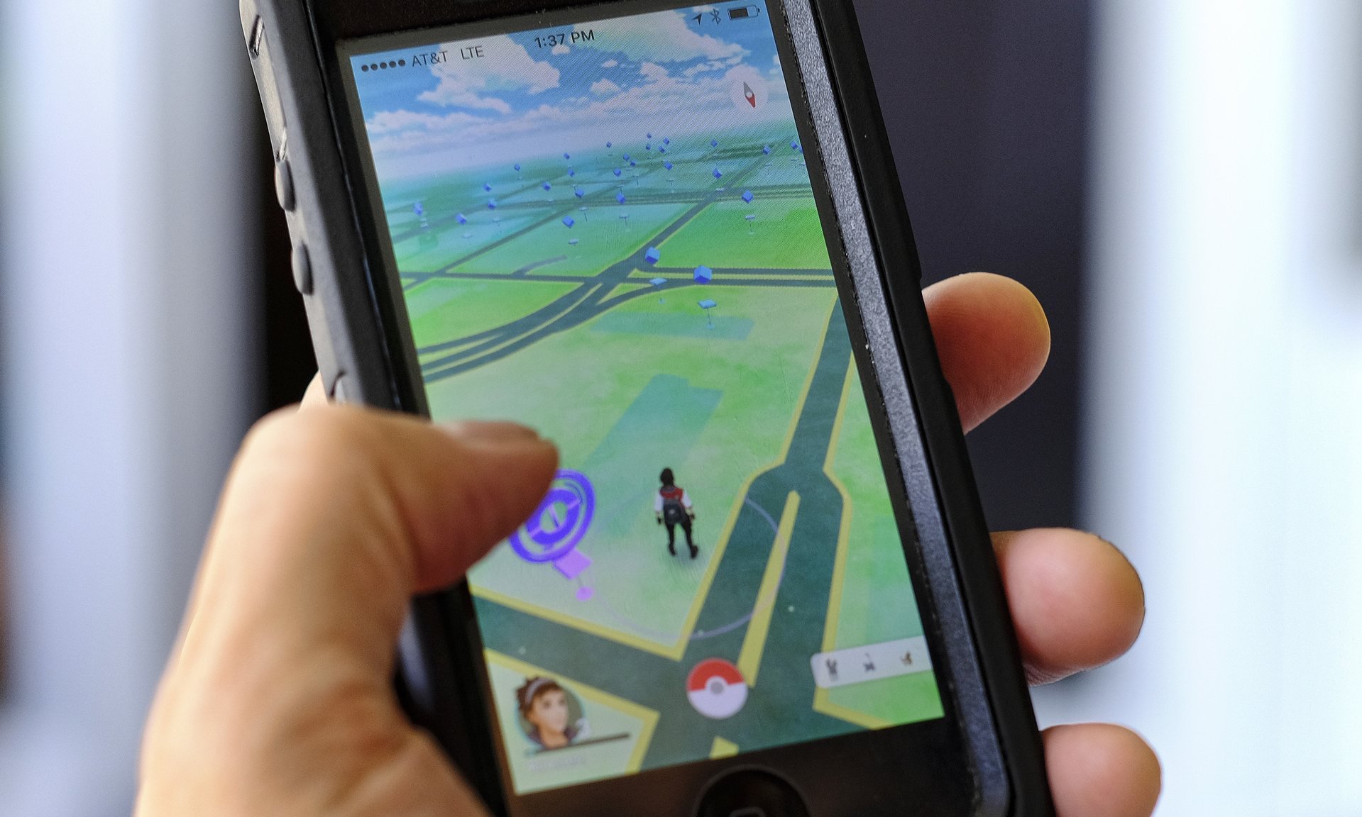 Realitatea bate jocul. Pokemon GO, cea mia tare senzație a momentului, deja face victime. Ce se ascunde în spatele aplicației, de la jafuri la cadavre găsite în râuri