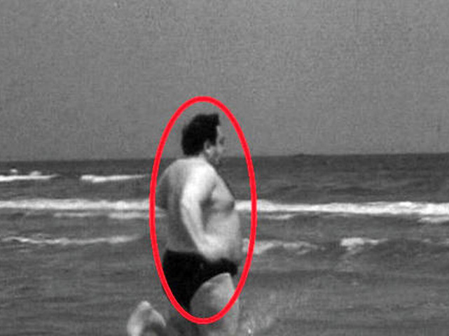 Ce făcea acest ''viking'' în 1966 în fața unui nou hotel din stațiunea Eforie Nord: seara ajungea în jurnalul de știri de la televizor. Imagini de arhivă