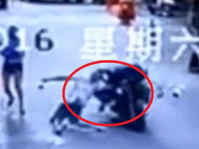 Cel mai ciudat accident din lume: ce a căzut pe acest motociclist