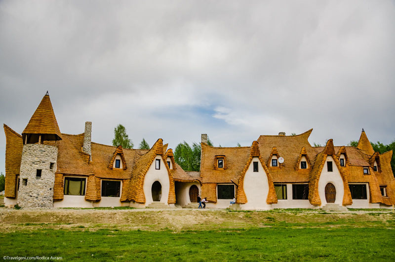 Un bucureștean a construit un castelul de lut în Valea Zânelor. Vezi cum arată construcția inspirată din poveștile Fraților Grimm