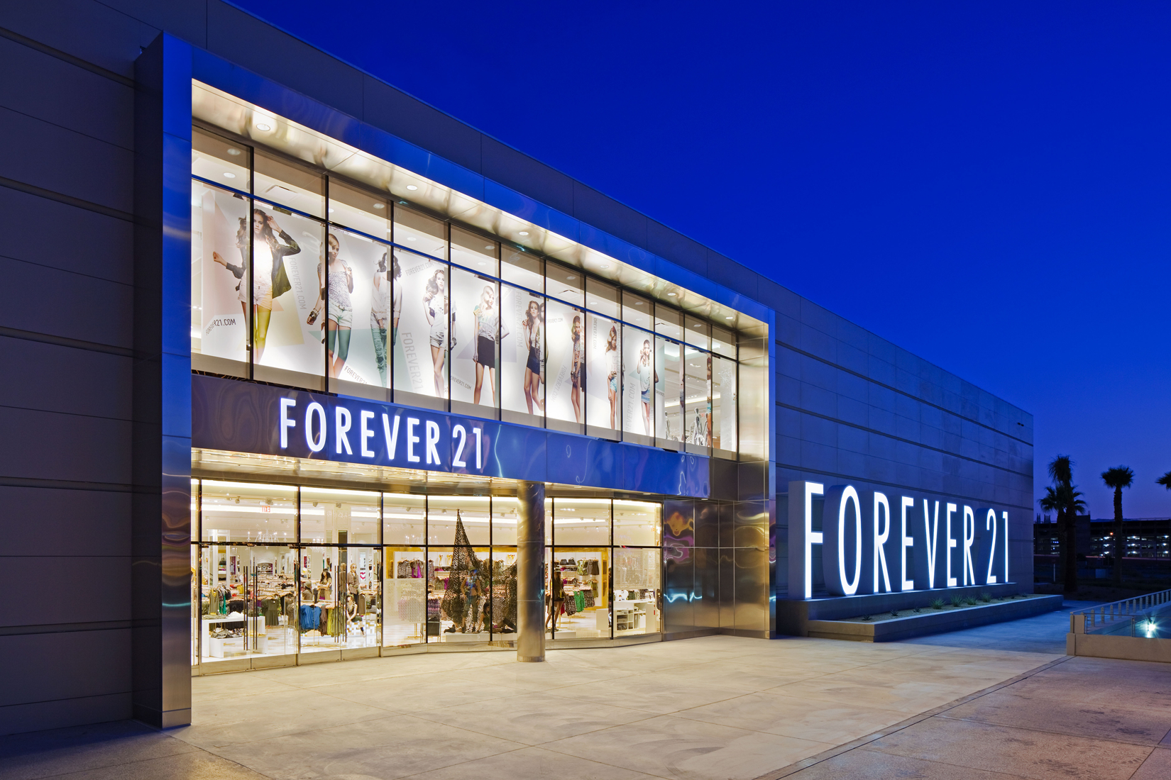 Un nou retailer de haine vine în România. Va intra în luptă directă cu H&M și C&A