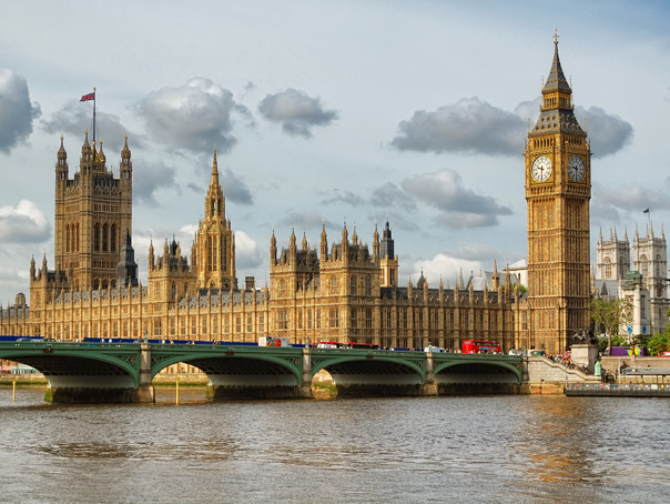 MAE: Un magazin al unor români din Marea Britanie a fost incendiat. Ministerul condamnă orice formă de extremism