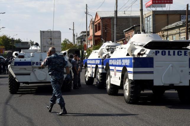 REVOLTĂ ARMATĂ în Armenia: Un grup de oameni înarmați au ocupat o secție de poliție din Erevan și cer demisia guvernului