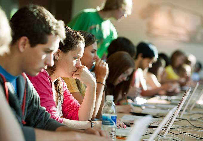 Facultatea din România unde 76 de candidați se bat pentru un loc. Salariile la absolvire pot începe de la 4000 de lei