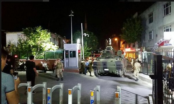 Lovitură de stat în Turcia. Armata susține că a preluat controlul țării, Erdogan susține că tot el este la conducere și amenință că cei implicați vom plăti "un preț mare" pentru "trăda