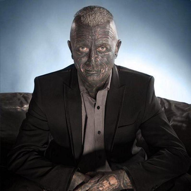 El este singurul politicianl din lume care are tatuaje pe 90% din suprafața corpului
