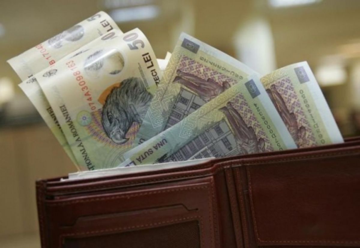 O tânără din România a găsit o borsetă plină cu aur și bani. Vezi ce a făcut cu ea: