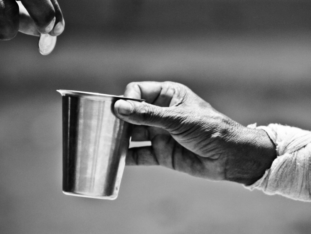 Țara care schimbă legea pentru a scăpa de cerșetorii români. "Cerșitul pe străzile țării noastre nu va rezolve problema sărăcie din România"