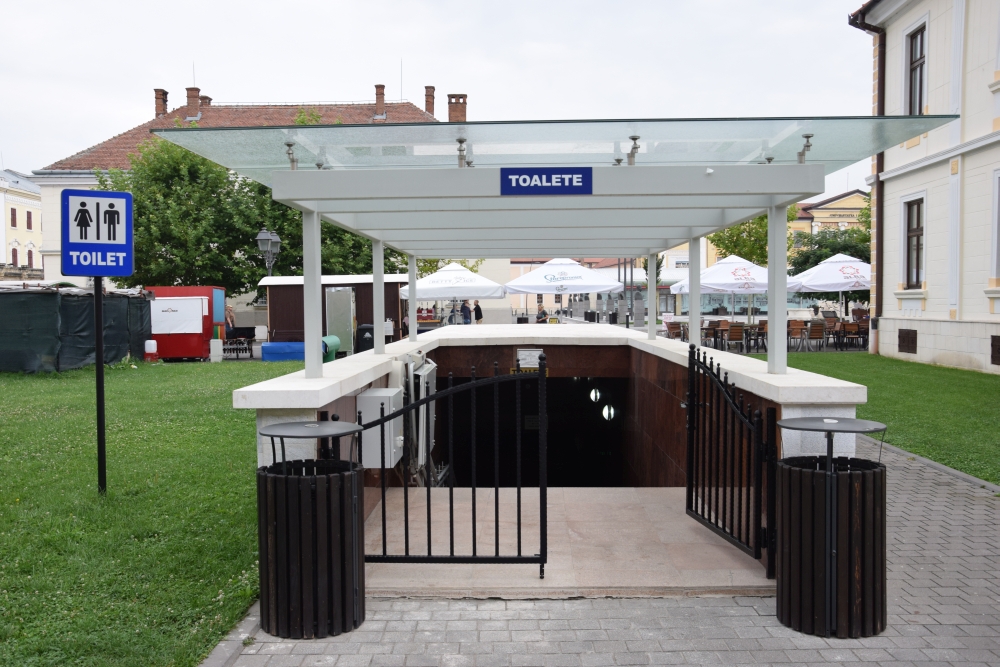 Toaleta publică de 370.000 de euro din România, devenită obiectiv turistic. "Am vrut să punem în valoare zidul medieval"