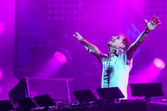 Gestul incredibil făcut de Armin van Buuren la Untold. După un concert de 5 ore, a îngenuncheat și a spus asta în fața ZECILOR de mii de spectatori
