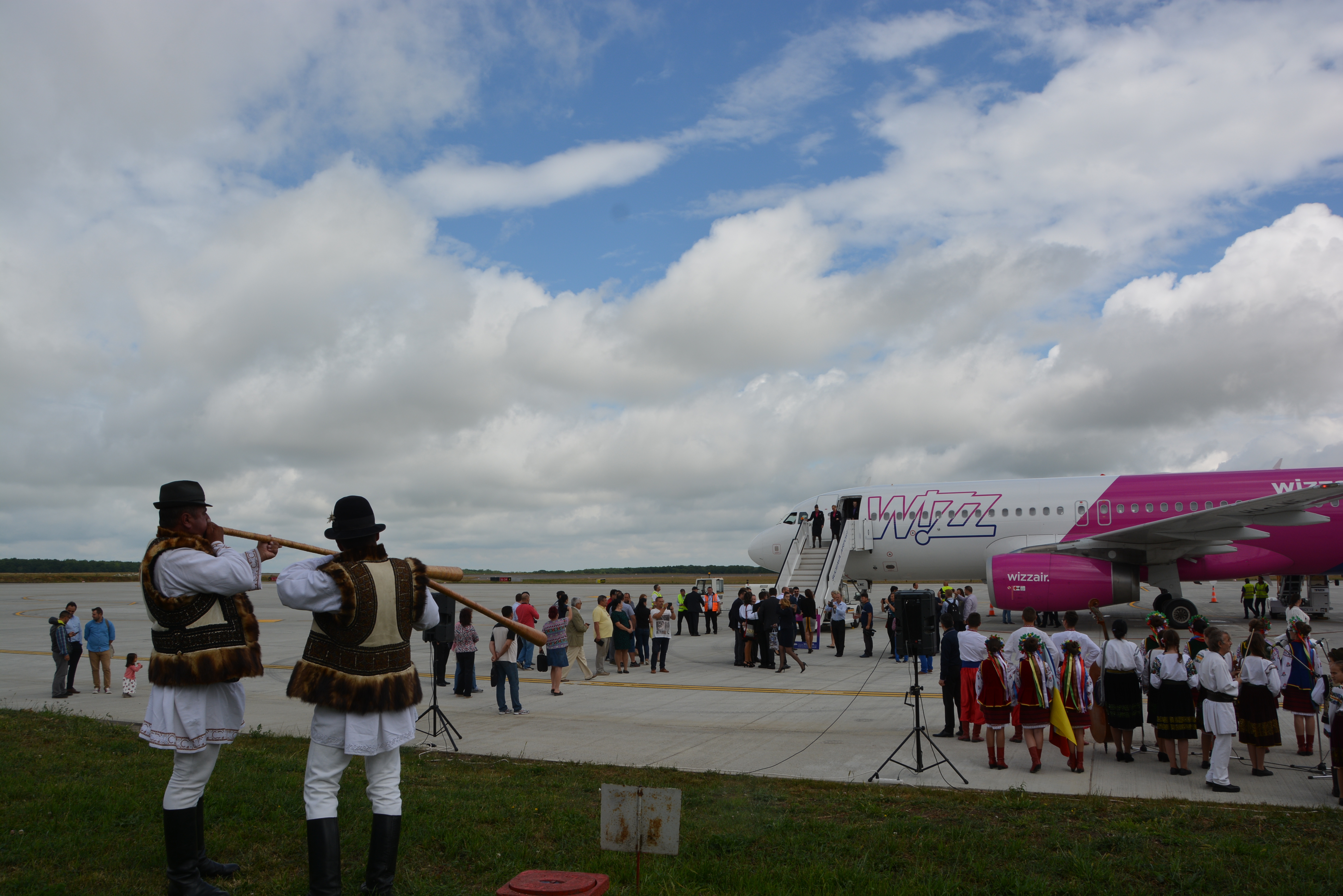 Prima cursa Wizz Air pe Aeroportul Suceava, primită cu buciumași, dansuri bucovinene și ucrainene - GALERIE FOTO