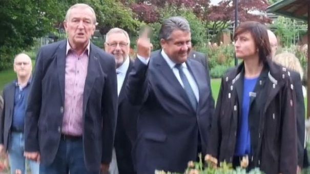 Ministrul Economiei din Germania, gest obscen la adresa unor protestatari, urmat de o declarație incredibilă!