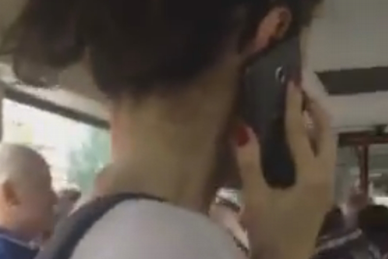 Scene de necrezut într-un autobuz din Cluj: când a văzut ce face această tânără, bărbatul a izbucnit pur și simplu