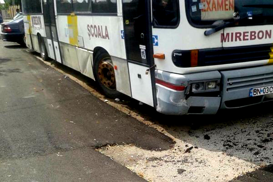 Asfaltare tipic românească. Cum au „reușit” muncitorii de la drumuri să asfalteze pe lângă un autobuz - FOTO