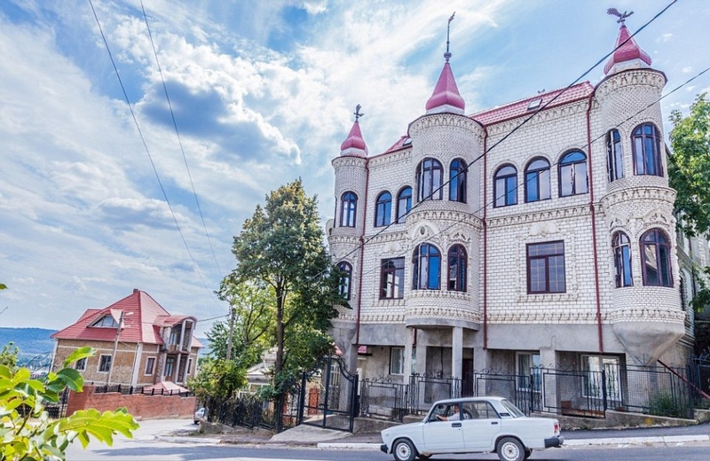 Cum arată vilele fabuloase din satul cunoscut în lume drept capitala neoficială a romilor - GALERIE FOTO