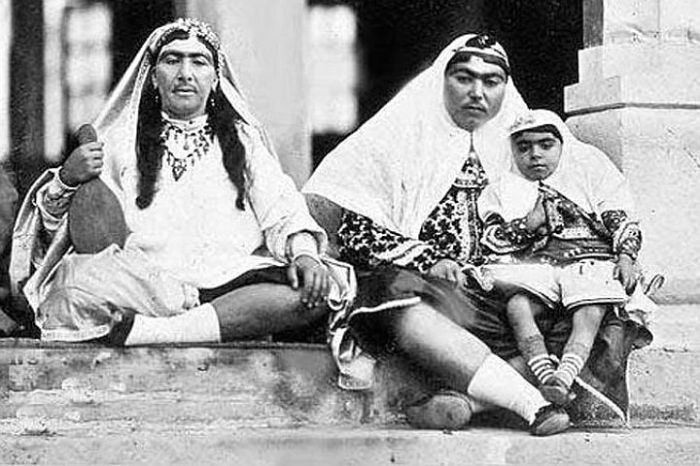 Fotografii incredibile ale șahului din Iran și ale haremului său - GALERIE FOTO