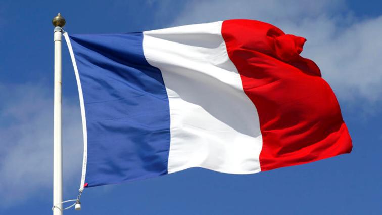 Polițiștii francezi obligă femeile să renunțe la costumul burkini pe plajele din Nisa